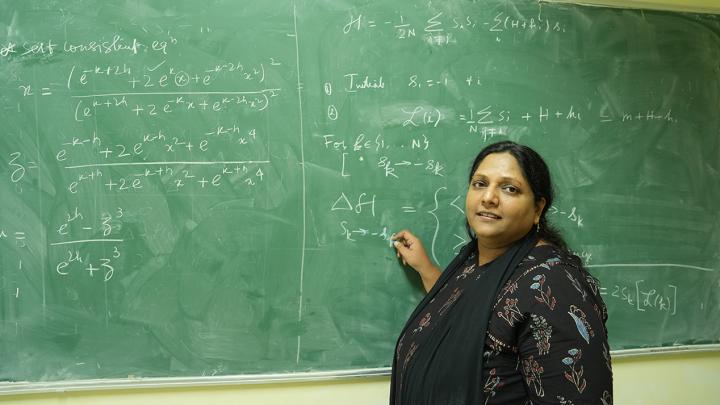 研究人员苏梅德哈·苏梅德哈在黑板前的照片