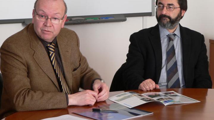 ICTP DIrector Fernando Quevedo (right) and OGS President Iginio Marson signing the agreement.